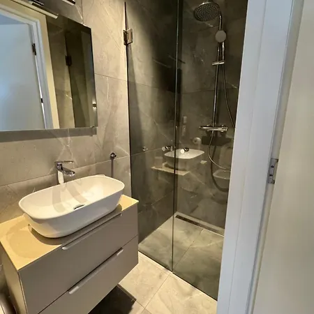 Homes By The C Apartamento *