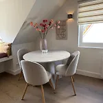 公寓 Homes By The C