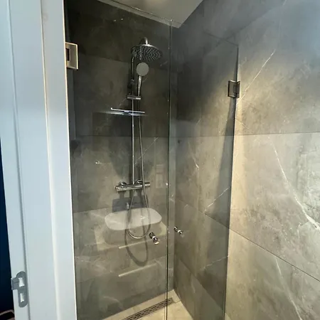 Homes By The C Apartamento *