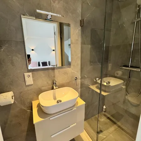 Homes By The C Apartamento *